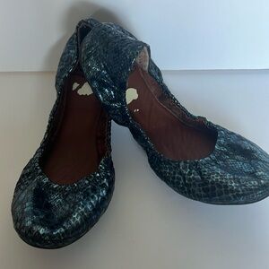 Lucky Brand blue metallic snakeskin (faux) flat